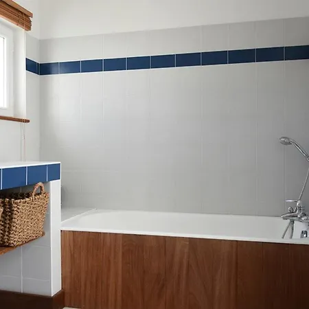 Maison De Famille Avec Jardin Au Centre Du Village - Fr-1-434-120 * Les Portes-en-Re