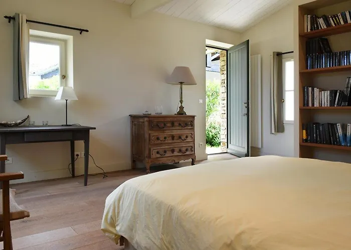 Maison De Famille Avec Jardin Au Centre Du Village - Fr-1-434-120 *